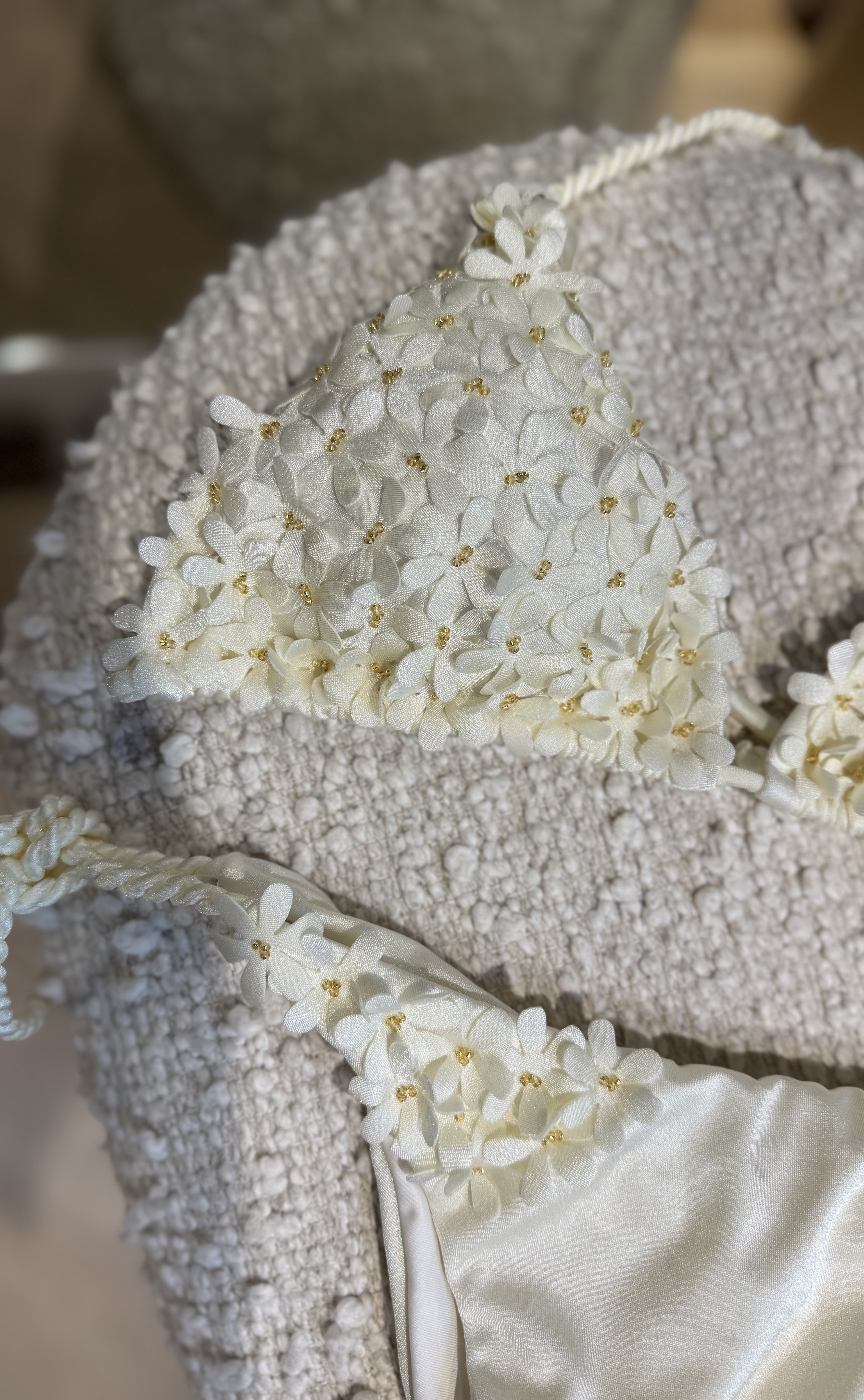IMG_5769 Bikini met bloemen detail Wit