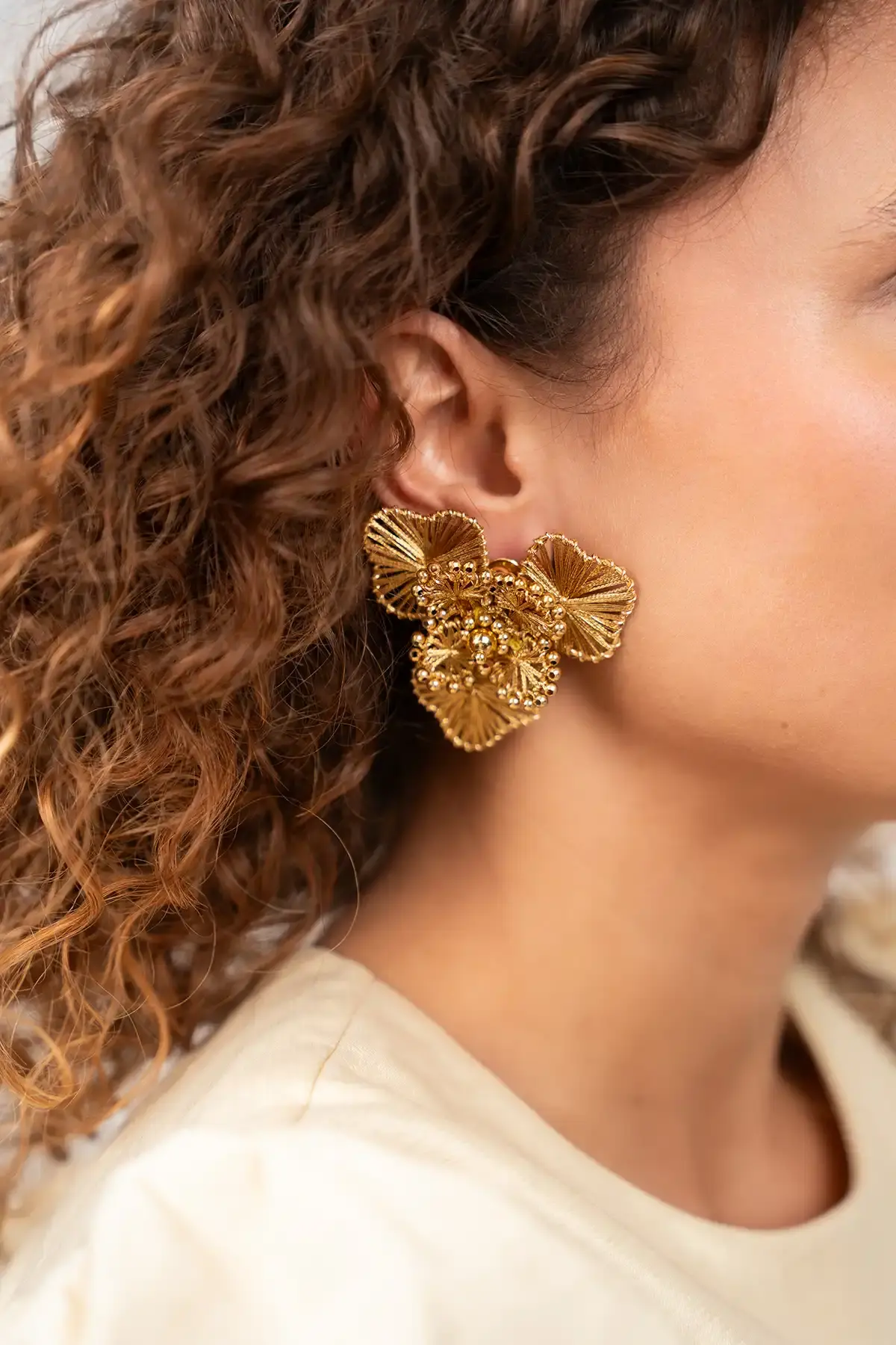 CESI224-G56785_2000x2000 Lott Gioielli Gold Oorbellen Aster Flower L