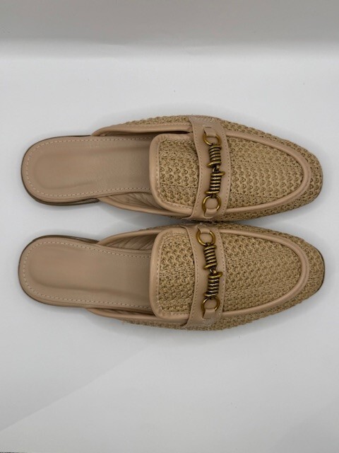 Beige instappers met gesp