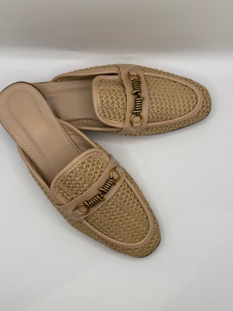 beige_instapper Beige instappers met gesp