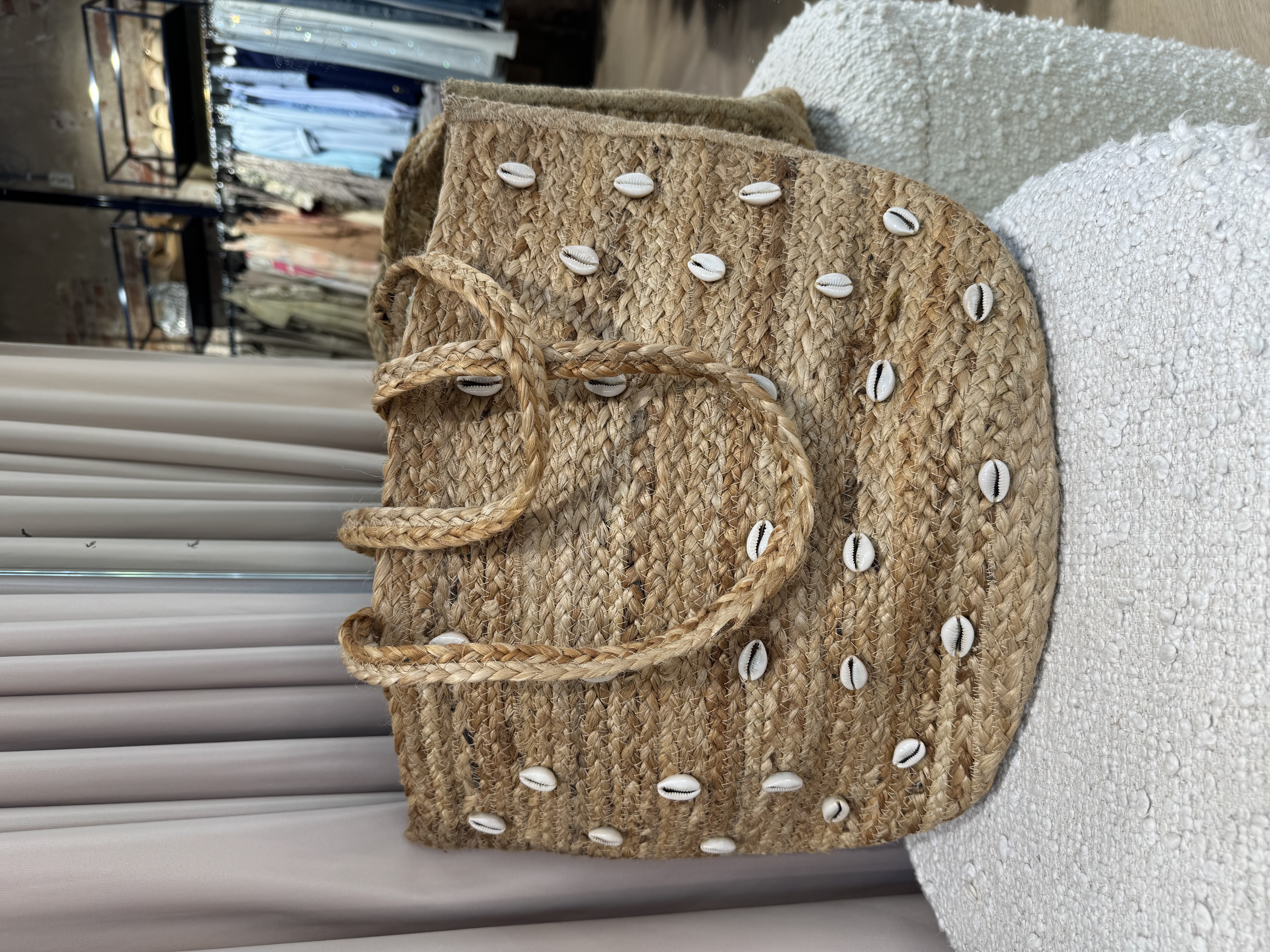 Rieten strandtas met schelpjes