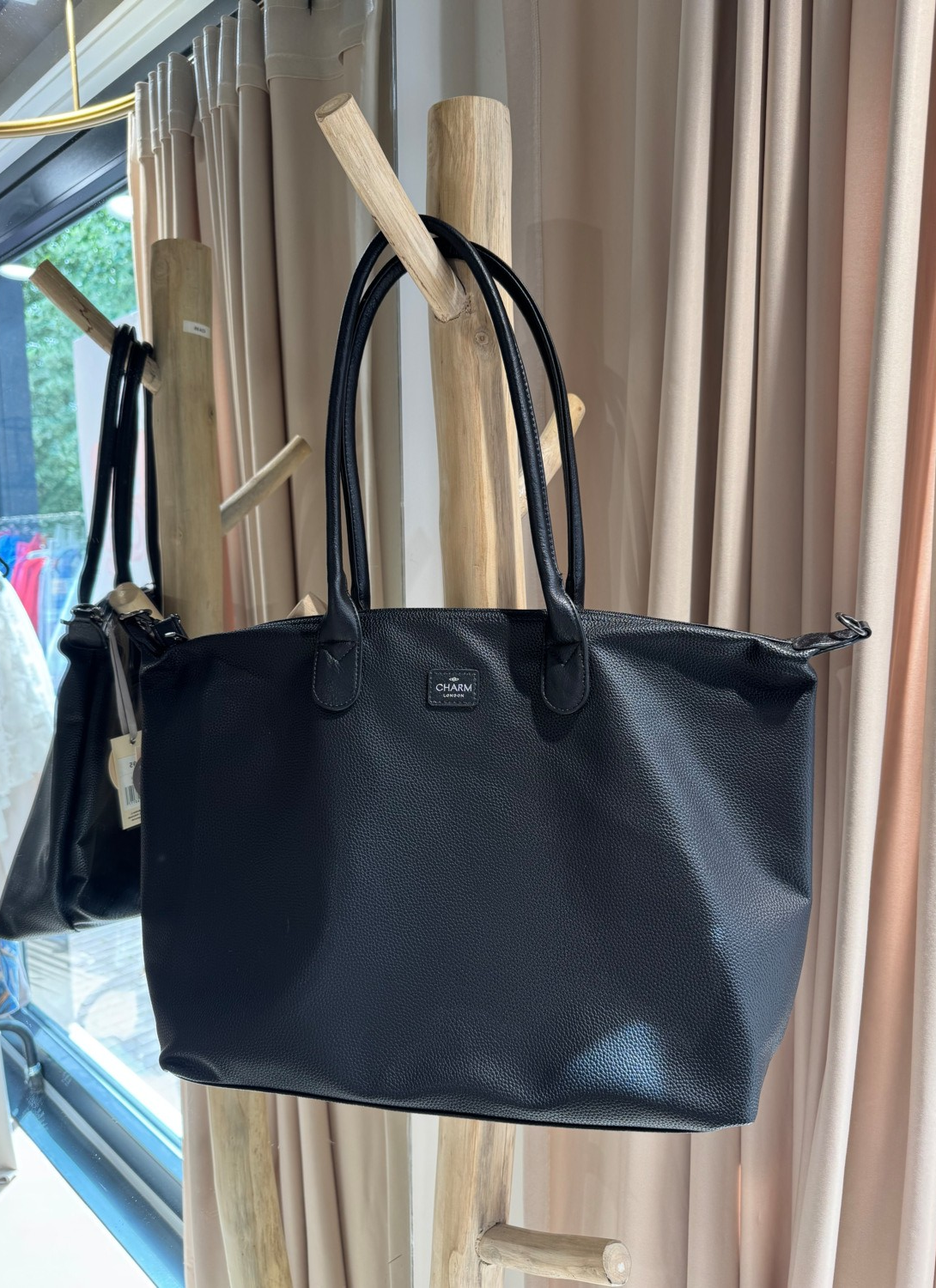 Charm London Buckingham Schoudertas Zwart Lederlook