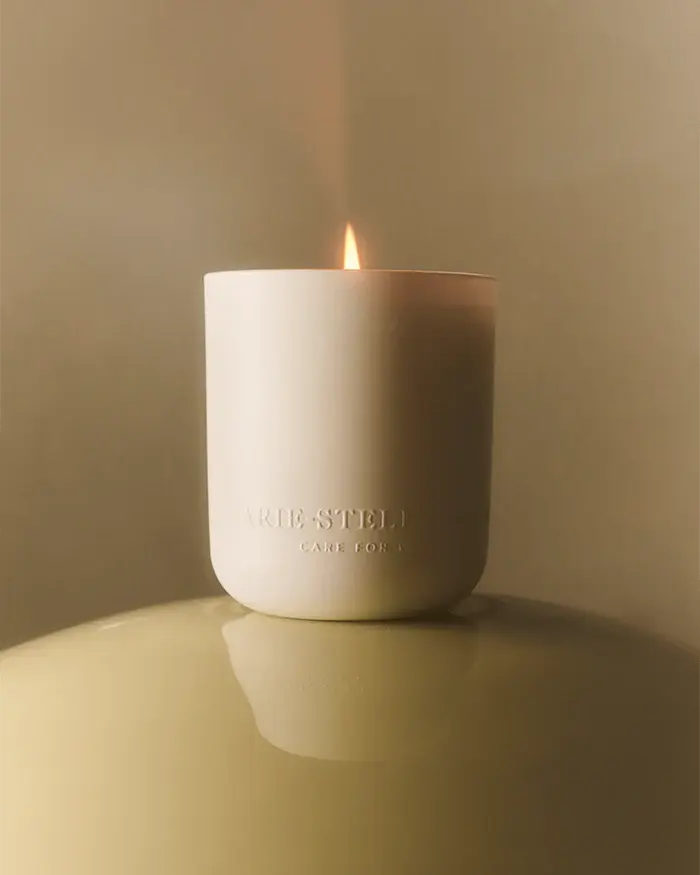 8720701165762_ScentedCandleObjetsd_Amsterdam300grmoodshot3768x960 Marie Stella Maris Geurkaars No.12 Objets d'Amsterdam