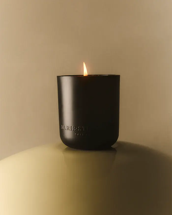 8720701165786_ScentedCandleCouragesdesBois300grmoodshot2768x960 Marie Stella Maris Geurkaars No.11 Violet Muse