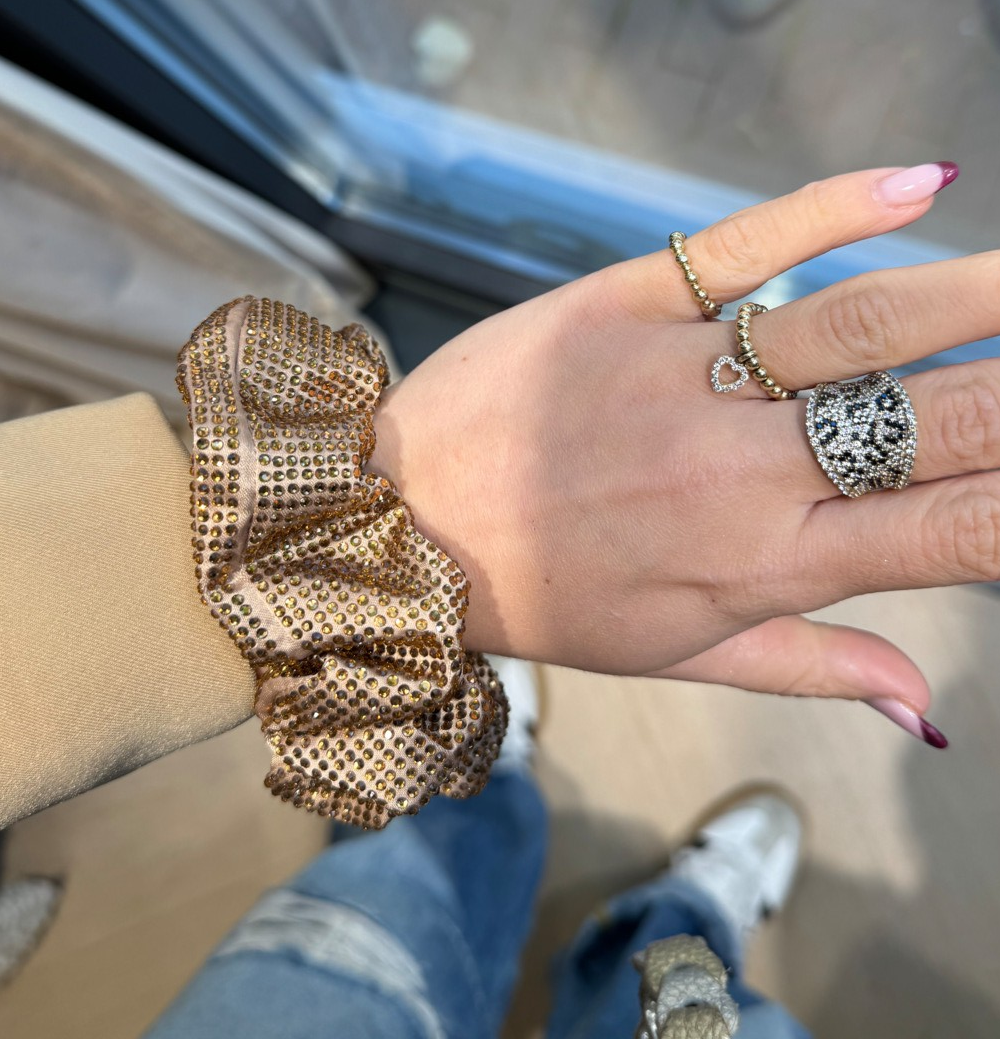 nf2tkj2b SUI AVA Scrunchies