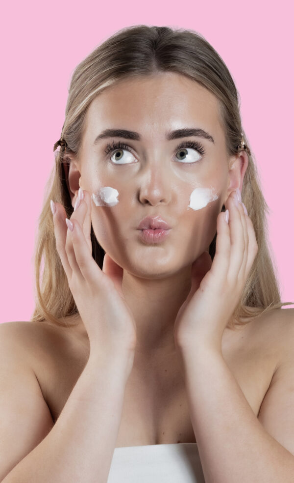 DSCF7166_AMICI_Creme_wang_01b_roze_achtergrond-600x983 AMICI Skincare Moisture Moment