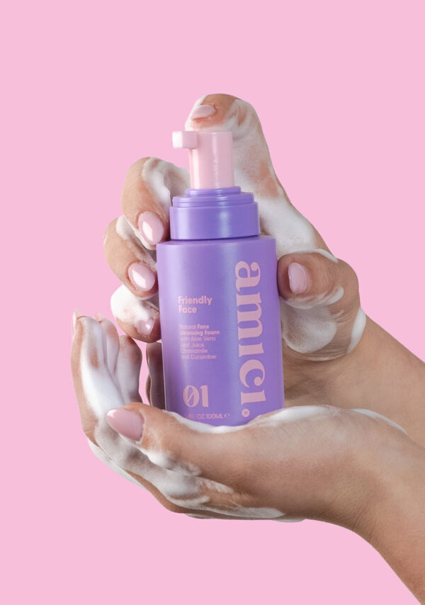 DSCF7398_AMICI_Detail_handen_roze_achtergrond-600x854 AMICI Skincare Friendly Face