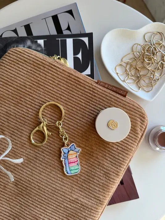 Stationery & gift Emily in Paris Keychain Macaron